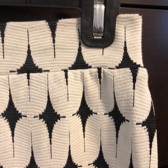 ⭐️ Renee C. Black and Cream Pencil Skirt - Picture 2 of 5